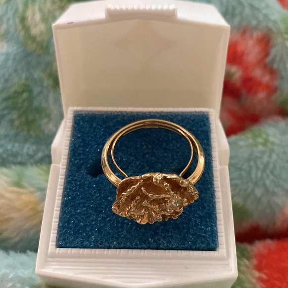 Avon gold adjustable ring. Flower with diamond accent - Picture 2 of 5